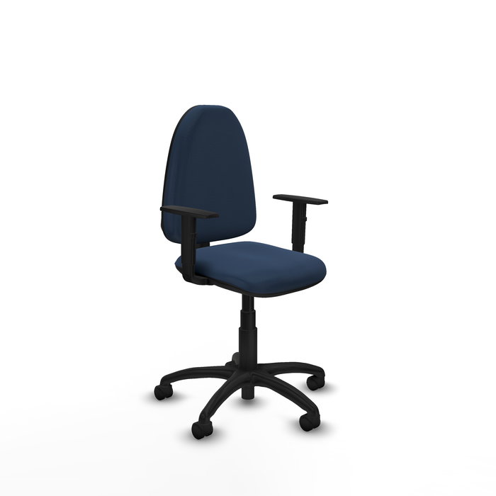 Chaise de bureau Aýna avec mécanisme de contact permanent de base, revêtue de simili cuir bleu marine. Équipée d'une base en polyamide noir, d'accoudoirs 1D et de roulettes en nylon de 50 mm Chaise de bureau Aýna avec mécanisme de contact permanent de base, revêtue de simili cuir bleu marine. Équipée d'une base en polyamide noir, d'accoudoirs 1D et de roulettes en nylon de 50 mm