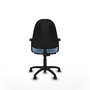Chaise de bureau Algarra avec mécanisme de contact permanent de base, recouverte de tissu bleu ciel. Équipée d'une base en polyamide noir, d'accoudoirs 2D et de roulettes en nylon de 50 mm.