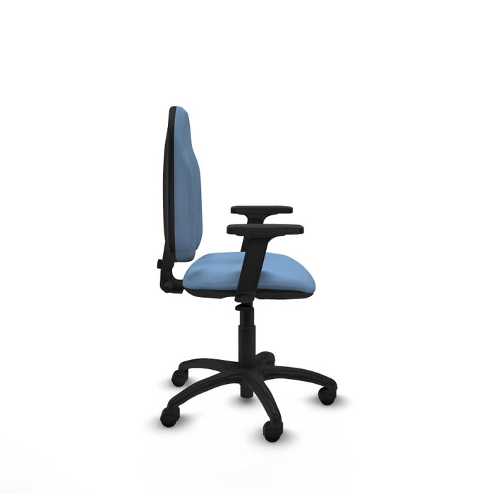Chaise de bureau Algarra avec mécanisme de contact permanent de base, recouverte de tissu bleu ciel. Équipée d'une base en polyamide noir, d'accoudoirs 2D et de roulettes en nylon de 50 mm.
