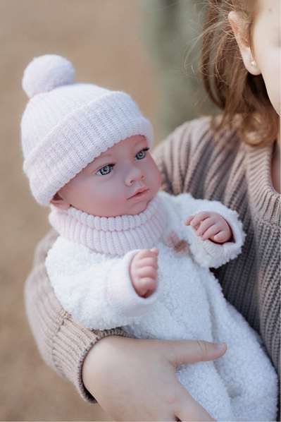 Arias Muñeca Elegance 38 cm - Poupée fille Aria beige avec coussin, corps en vinyle, pour enfants de 3 à 99 ans
