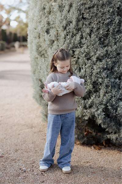 Arias Muñeca Elegance 38 cm - Poupée fille Aria beige avec coussin, corps en vinyle, pour enfants de 3 à 99 ans