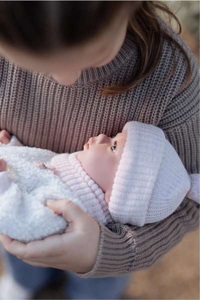 Arias Muñeca Elegance 38 cm - Poupée fille Aria beige avec coussin, corps en vinyle, pour enfants de 3 à 99 ans