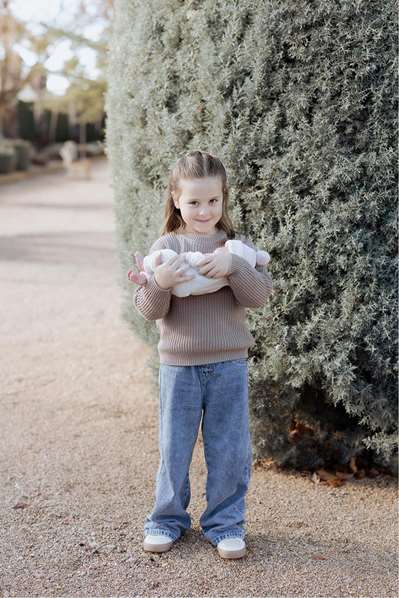 Arias Muñeca Elegance 38 cm - Poupée fille Aria beige avec coussin, corps en vinyle, pour enfants de 3 à 99 ans