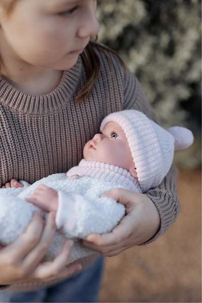Arias Muñeca Elegance 38 cm - Poupée fille Aria beige avec coussin, corps en vinyle, pour enfants de 3 à 99 ans