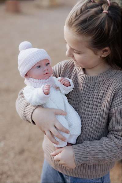 Arias Muñeca Elegance 38 cm - Poupée fille Aria beige avec coussin, corps en vinyle, pour enfants de 3 à 99 ans