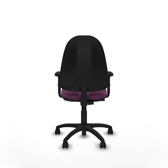 Chaise de bureau Algarra avec mécanisme de contact permanent de base, revêtue de similicuir violet. Équipée d'un piètement en polyamide noir, d'accoudoirs 2D et de roulettes en nylon de 50 mm