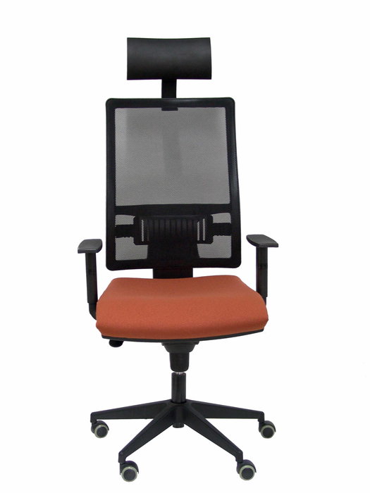 Silla de oficina Horna con mecanismo Sincro tapizada con Tela color Marrón y malla color Negro. Equipada con lumbar 1D, Brazos 1D, Cabecero Fijo y Ruedas de parqué