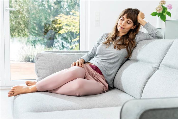 Beurer EM-50 Appareil de massage TENS avec fonction chauffante et batterie rechargeable pour soulager les douleurs menstruelles
