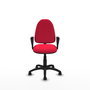 Chaise de bureau Aýna avec mécanisme de contact permanent de base, recouverte de tissu rouge. Équipée d'une base en polyamide noir, d'accoudoirs fixes et de roulettes pour parquet
