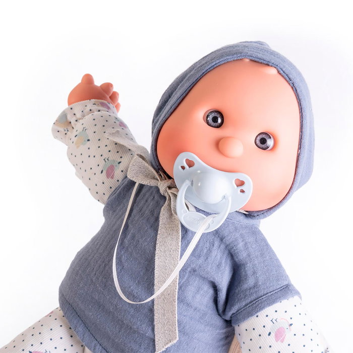 Muñecas Antonio Juan Dolly Musical Mon Premier Poupon Garçon 83207 - Poupée avec Capote, T-Shirt et Boîte à Musique, Jouet pour Enfants +18 Mois