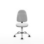 Chaise de bureau Algarra avec mécanisme de contact permanent de base, recouverte de tissu blanc. Équipée d'une base chromée, sans accoudoirs et de roulettes pour parquet.