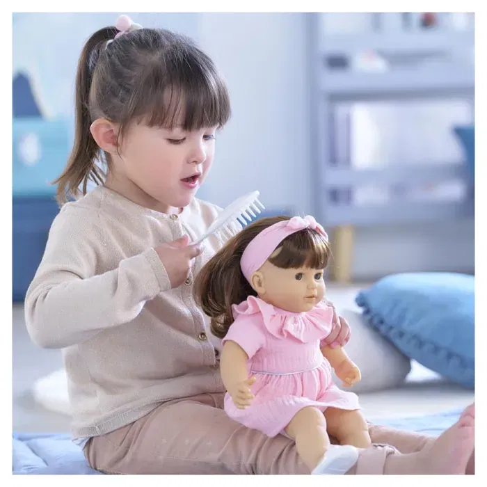 Corolle Poupon Julie 36 cm - Cheveux Faciles à Coiffer avec Brosse - Senteur Vanille - Yeux Dormeurs - Corps Souple - Pour Enfants dès 3 Ans Corolle Poupon Julie 36 cm - Cheveux Faciles à Coiffer avec Brosse - Senteur Vanille - Yeux Dormeurs - Corps Souple - Pour Enfants dès 3 Ans