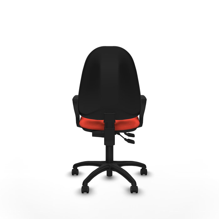 Chaise de bureau Algarra avec mécanisme de contact permanent à double poignée, recouverte de tissu orange foncé. Équipée d'une base en polyamide noir, d'accoudoirs fixes et de roulettes autobloquantes.