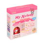 COMANSI Hello Kitty - Maison en Stickers My Melody Salon de Thé St30003 - Figurine Vinyle et Scène à Décorer avec Autocollants - Kit Créatif Loisir DIY Collection +5 Ans