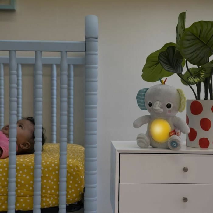 Bright Starts Peluche Éléphant Hug-a-Bye Baby avec sons et lumières