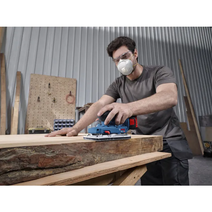 Bosch Professional GSS 18V-18 - Ponceuse vibrante sans fil 18V PRO HEAVY DUTY - Autonomie 35 min, aspiration 85%, vibrations 3.5 m/s², dans L-Boxx (réf. 06019R7001)