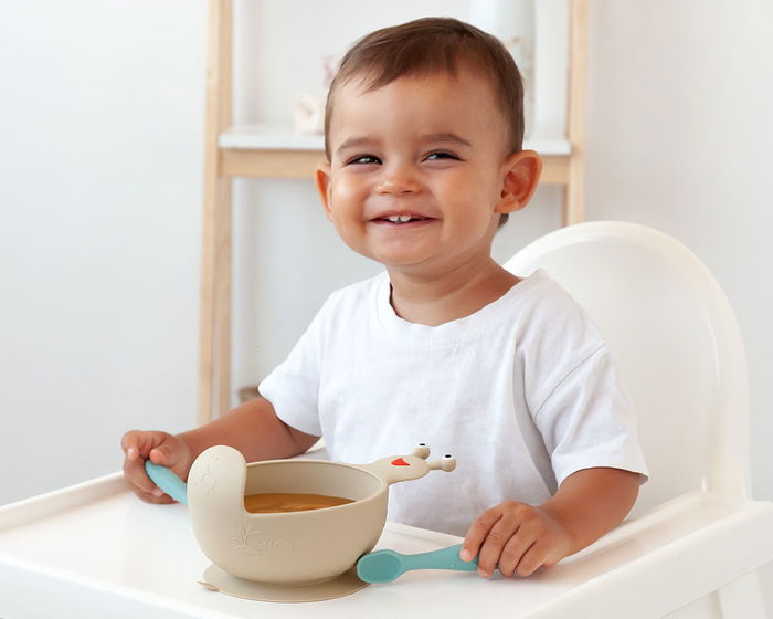 KioKids Bol en silicone anti-dérapant motif escargot pour bébé +6 mois, avec ventouse, compatible lave-vaisselle et micro-ondes, 9x17 cm, beige