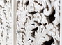 Giner y Colomer - Buffet en bois de manguier massif, finition blanc vieilli, portes sculptées main, 3 étagères - 180x90x40 cm