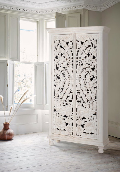 Giner y Colomer - Buffet en bois de manguier massif, finition blanc vieilli, portes sculptées main, 3 étagères - 180x90x40 cm Giner y Colomer - Buffet en bois de manguier massif, finition blanc vieilli, portes sculptées main, 3 étagères - 180x90x40 cm