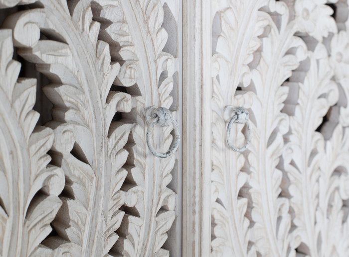 Giner y Colomer - Buffet en bois de manguier massif, finition blanc vieilli, portes sculptées main, 3 étagères - 180x90x40 cm