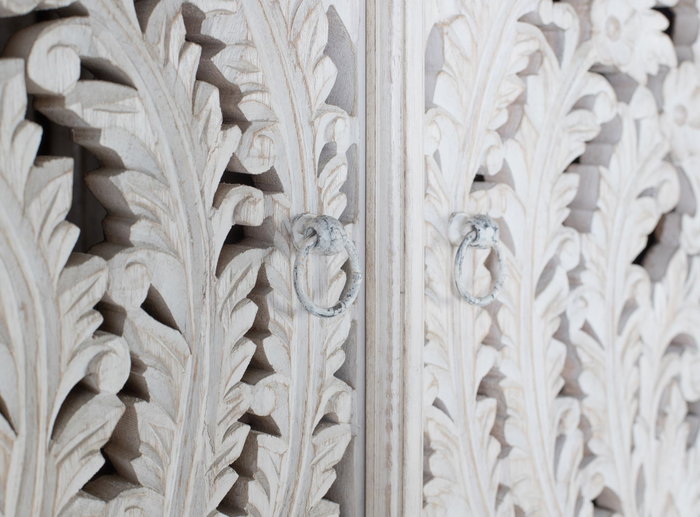 Giner y Colomer - Buffet en bois de manguier massif, finition blanc vieilli, portes sculptées main, 3 étagères - 180x90x40 cm Giner y Colomer - Buffet en bois de manguier massif, finition blanc vieilli, portes sculptées main, 3 étagères - 180x90x40 cm
