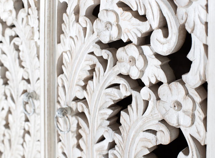 Giner y Colomer - Buffet en bois de manguier massif, finition blanc vieilli, portes sculptées main, 3 étagères - 180x90x40 cm