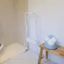 Beaba - Support de pied pour baignoire Camélé'O - Support réglable et pliable, blanc, avec tuyau de vidange et zone de rangement textile