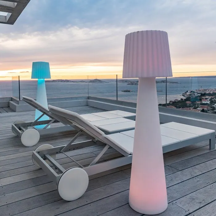 Lumisky LADY C110 Lampadaire LED Extérieur/Intérieur Multicolore et Dimmable Sans Fil avec Abat-Jour Ondulé, Télécommande et IP44 (H110 cm) Lumisky LADY C110 Lampadaire LED Extérieur/Intérieur Multicolore et Dimmable Sans Fil avec Abat-Jour Ondulé, Télécommande et IP44 (H110 cm)