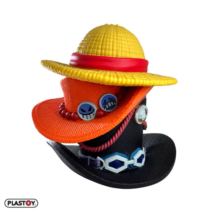 PLASTOY Tirelire One Piece Pile de chapeaux Luffy Ace Sabo PLASTOY Tirelire One Piece Pile de chapeaux Luffy Ace Sabo