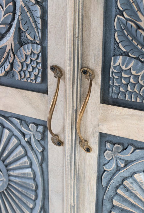 GINER Y COLOMER Armadio en Bois de Mango avec Portes Sculptées à la Main 180 cm, Style Rustique Raffiné avec Finition Blanc et Bleu Grisé