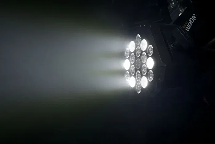 ALGAMLIGHT Mini Par LED 18x1W RGB 1x3W avec effets DMX pour scène ALGAMLIGHT Mini Par LED 18x1W RGB 1x3W avec effets DMX pour scène