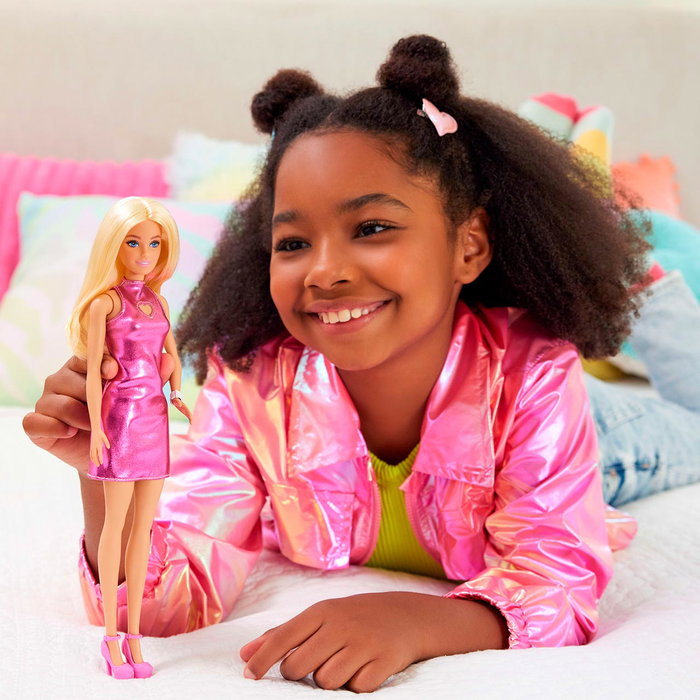 Barbie Fashionista - Poupée avec Robe Rose Métallisé à Décolleté Cœur - Accessoires : Bracelet Blanc et Escarpins à Plateforme - Pour Enfant +3 Ans - Hyt88