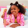 Barbie Fashionista - Poupée avec Robe Rose Métallisé à Décolleté Cœur - Accessoires : Bracelet Blanc et Escarpins à Plateforme - Pour Enfant +3 Ans - Hyt88