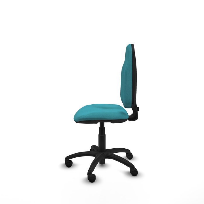 Chaise de bureau Algarra avec mécanisme de contact permanent de base, rembourrée de tissu turquoise. Équipée d'une base en polyamide noir, sans accoudoirs et de roulettes en nylon de 50 mm.