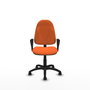 Chaise de bureau Algarra avec mécanisme de contact permanent de base, recouverte de tissu orange. Équipée d'une base en polyamide noir, d'accoudoirs fixes et de roulettes autobloquantes