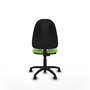 Chaise de bureau Algarra avec mécanisme de contact permanent de base, rembourrée de tissu couleur pistache. Équipée d'une base en polyamide noir, sans accoudoirs et de roulettes en nylon de 50 mm.