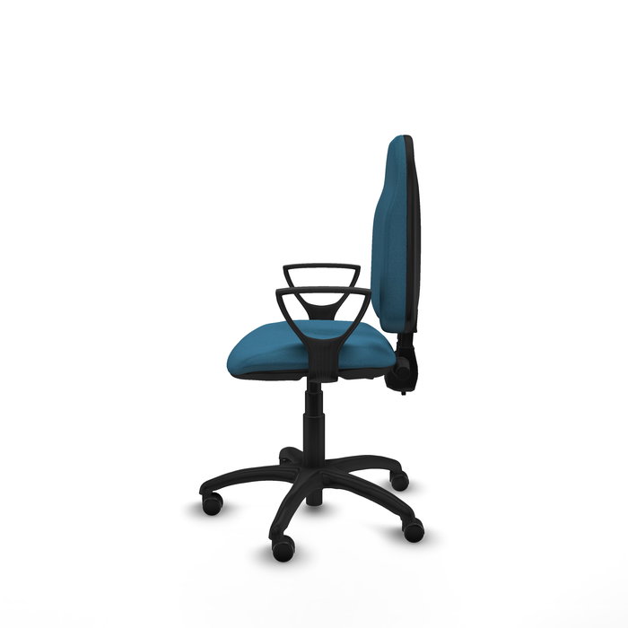 Chaise de bureau Algarra avec mécanisme Contact permanent à double poignée, rembourrée de tissu vert pétrole. Équipée d'une base en polyamide noir, d'accoudoirs fixes et de roulettes autobloquantes