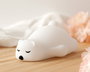 KioKids Oso Polar - Lampe veilleuse rechargeable en silicone pour enfant, ours polaire avec contrôle tactile et lumière douce - Lumière anti-peur USB
