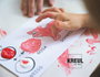 Kreul Kit 6 botes peinture MUCKI et 2 blocs de papier Powerpack Muéstrame el mundo de los colores