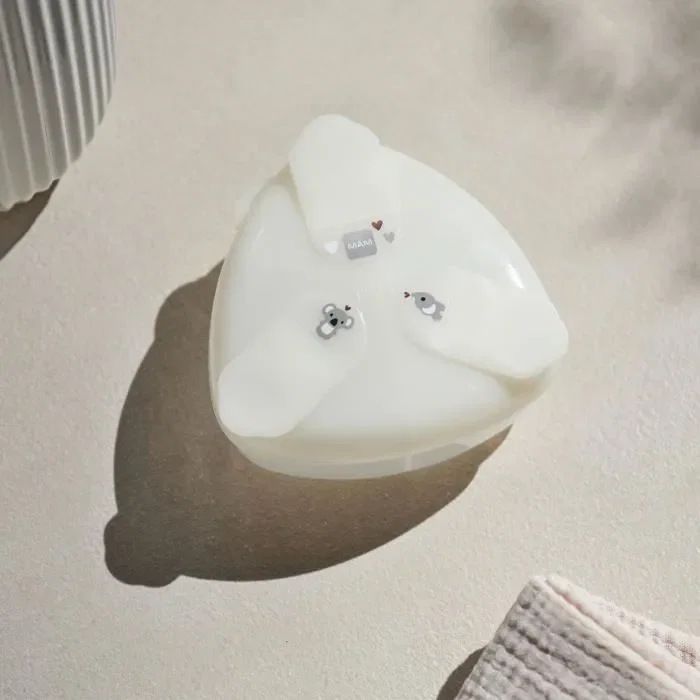 MAM Boîte doseuse de lait pour biberons - 3 doses, forme triangulaire, couvercle hermétique anti-fuite, ultra plate, ivoire