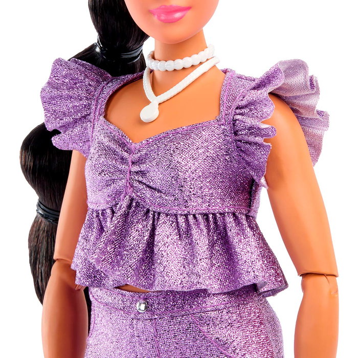 Mattel Barbie Deluxe Style Jfp43 - Poupée avec Ensemble Métallisé Violet, Top à Volants, Short et Accessoires