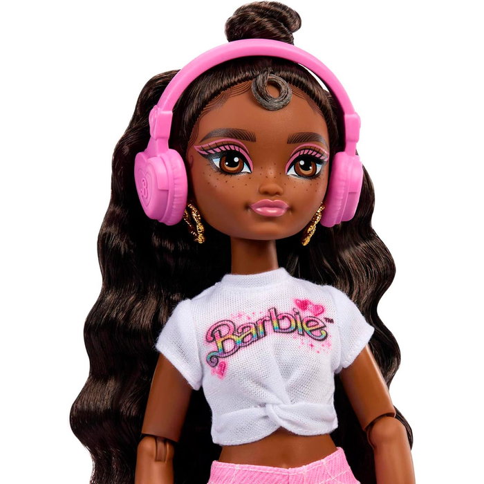Barbie Dream Besties, poupée Brooklyn Skate Party articulée avec accessoires, vêtements et patins à roulettes, Jfx97 Mattel