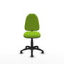 Chaise de bureau Aýna avec mécanisme Contact permanent de base, revêtue de simili cuir couleur pistache. Équipée d'une base en polyamide noir, sans accoudoirs et avec roulettes pour parquet
