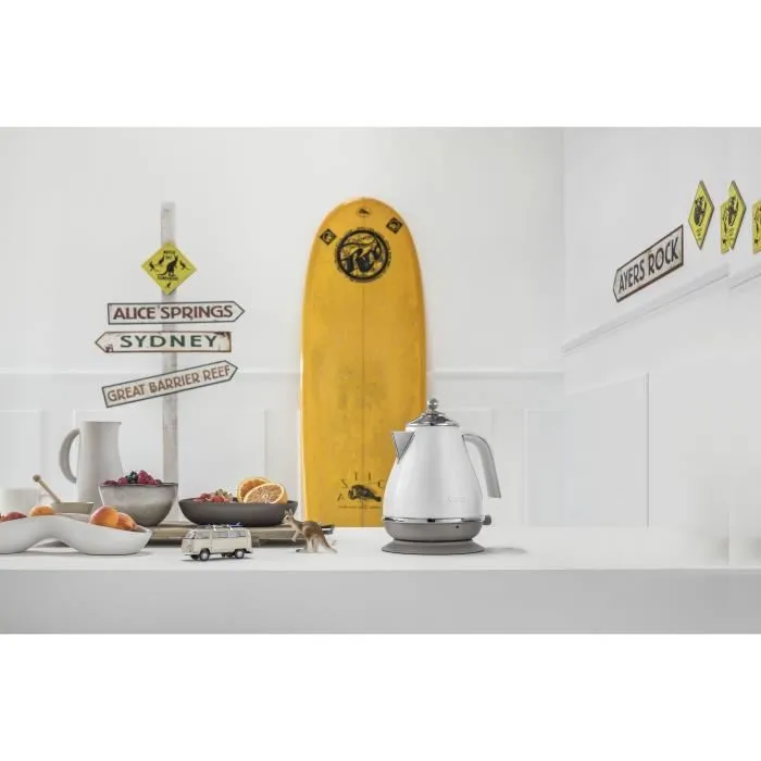 De'Longhi KBOC2001.W Bouilloire Icona Capitals 1.7L Acier Inoxydable 900W - Base Pivotante 360°, Filtre Anticalcaire Amovible - Blanc