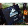 DOCTOR COLLECTOR Kit Deluxe Jurassic World - Matricula aluminium, ticket, pulsera, carte, guide dinosaures, pase VIP, postal, monnaie, stickers