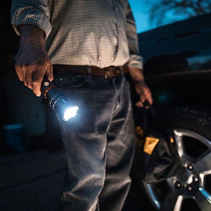 Nebo Lampe torche LED rechargeable Davinci 8000 - 8000 lumens, zoom 4x, powerbank USB, étanche IP67, noir/orange Nebo Lampe torche LED rechargeable Davinci 8000 - 8000 lumens, zoom 4x, powerbank USB, étanche IP67, noir/orange