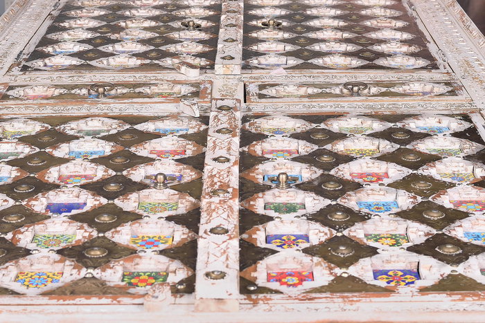 GINER Y COLOMER, Armoire en Bois de Mango avec Incrustations en Céramique et Bronze, Finition Blanc Lavé, 4 Portes, 2 Tiroirs, 185 x 100 x 40 cm