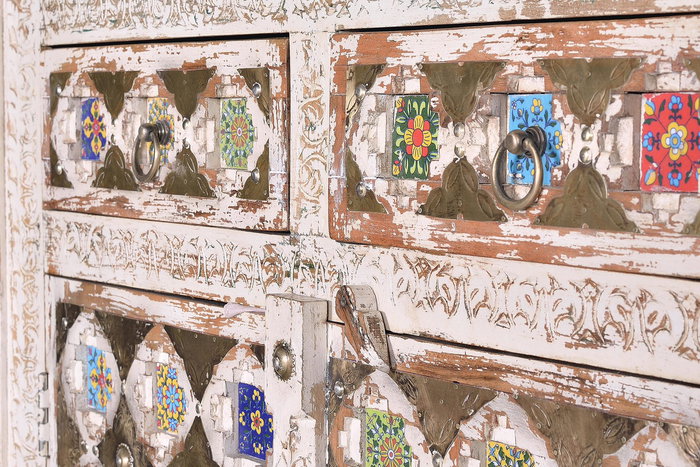 GINER Y COLOMER, Armoire en Bois de Mango avec Incrustations en Céramique et Bronze, Finition Blanc Lavé, 4 Portes, 2 Tiroirs, 185 x 100 x 40 cm