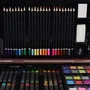 MGM Mallette Artistique XXL Main d'Artiste - Kit Complet de 140 Pièces pour Dessin et Peinture avec Crayons, Peinture, Pinceaux - Activités Manuelles et Art Plastiques