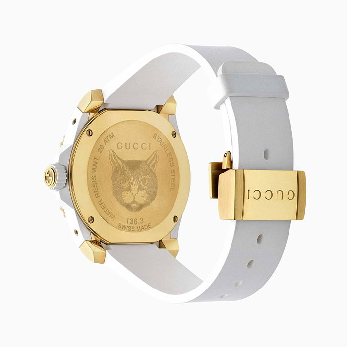 Gucci YA136322 avec bracelet blanc et boîtier noir